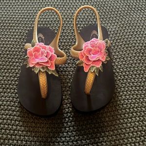 Nwot Joyfolie flip flops.